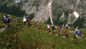 A very large trekking group on the Tour du Mont Blanc
